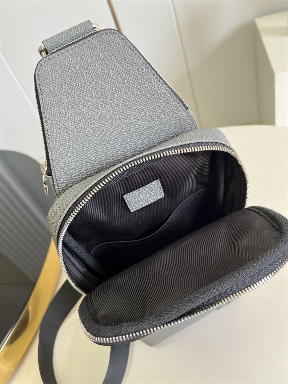 Avenue Sling Bag Glacier Taiga cowhide leather – LB024