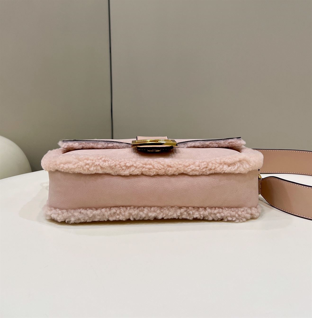 Baguette Pale pink sheepskin bag – FB024