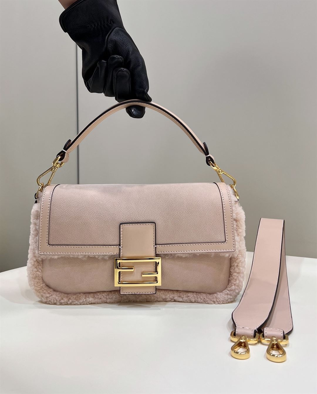 Baguette Pale pink sheepskin bag – FB024