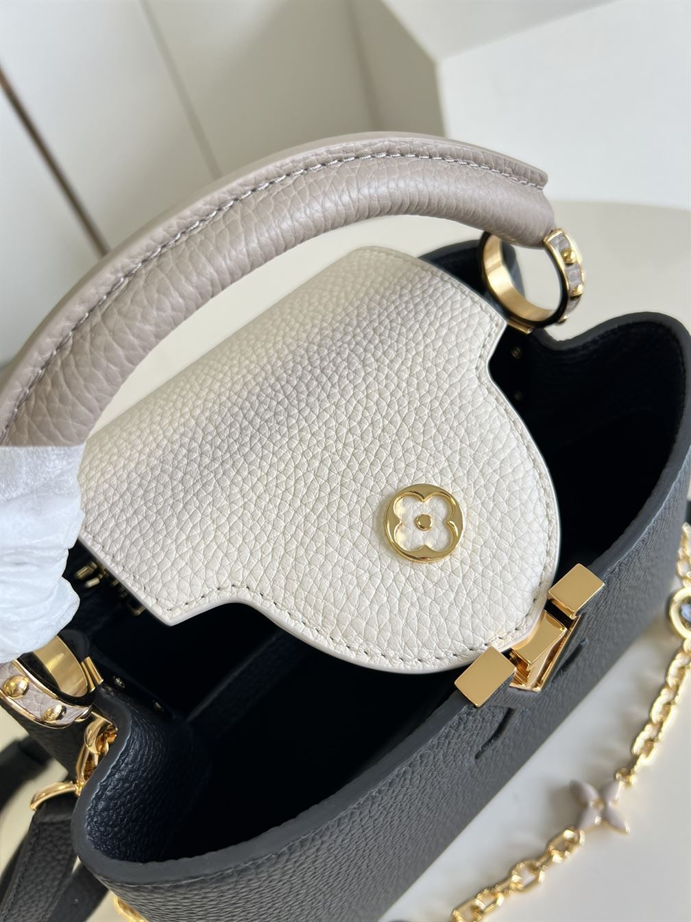 Capucines MM handbag Black – LB001