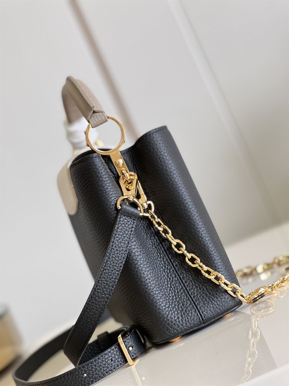 Capucines MM handbag Black – LB001