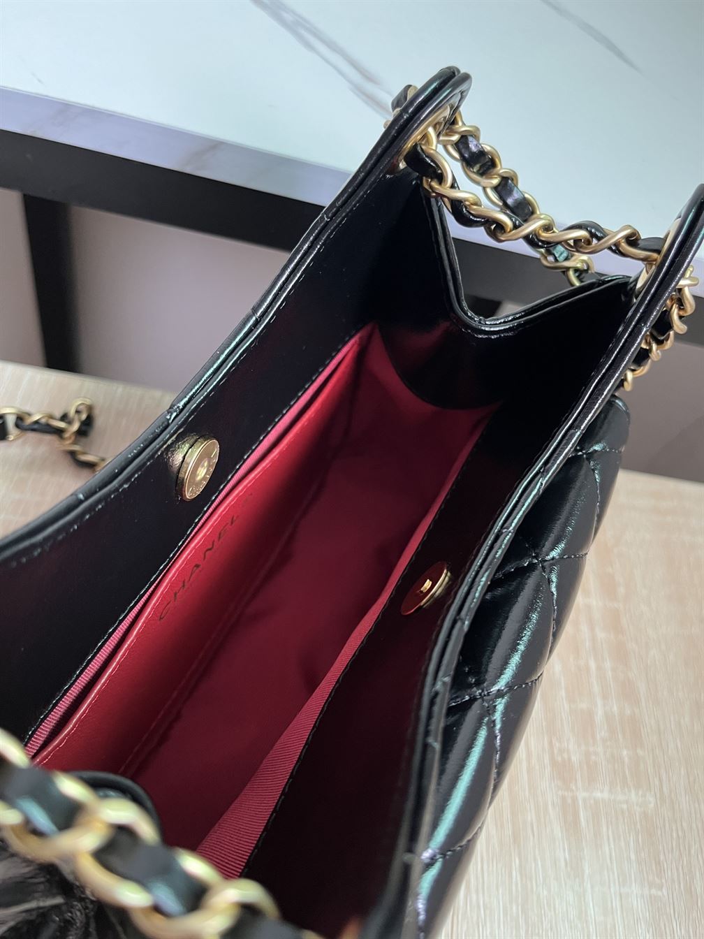 Small Hobo Bag Shiny Crumpled Calfskin & Gold-Tone Metal Black – CB014