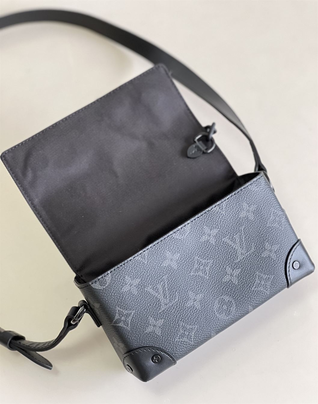 Steamer Wearable Wallet Monogram Eclipse canvas – LB023