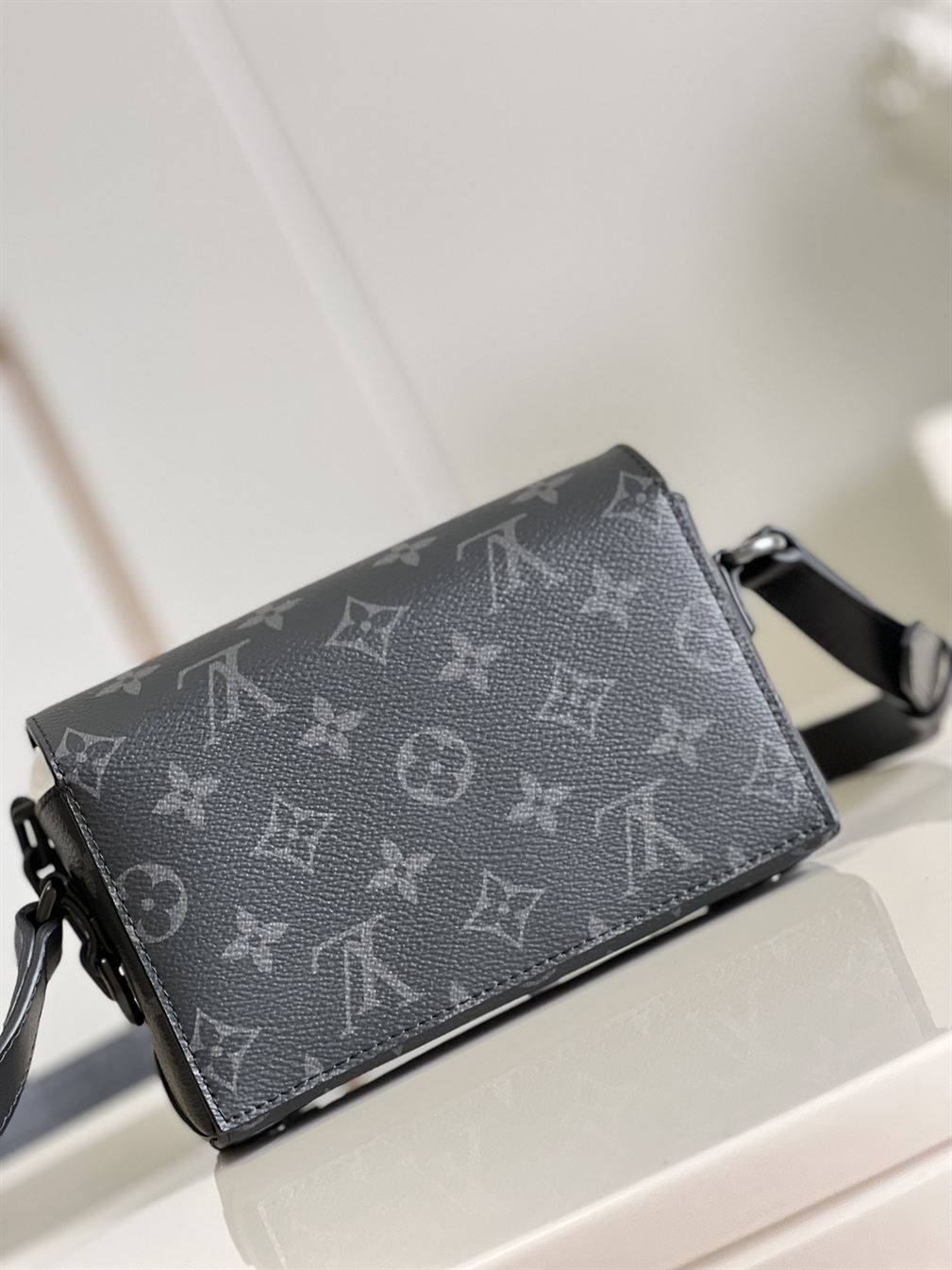 Steamer Wearable Wallet Monogram Eclipse canvas – LB023