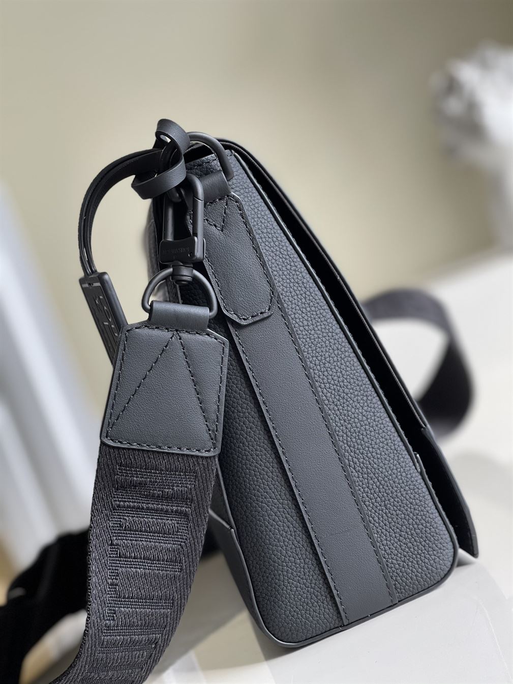 Takeoff Aerogram Messenger Bag Black – LB031