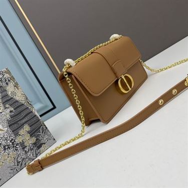 30 Montaigne East-West bag with chain Hazelnut Calfskin – DB038