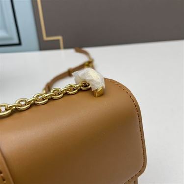 30 Montaigne East-West bag with chain Hazelnut Calfskin – DB038