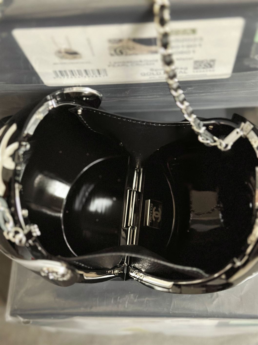 Helmet Minaudiere Black & White Resin, Strass & Silver-Tone Metal – CB024