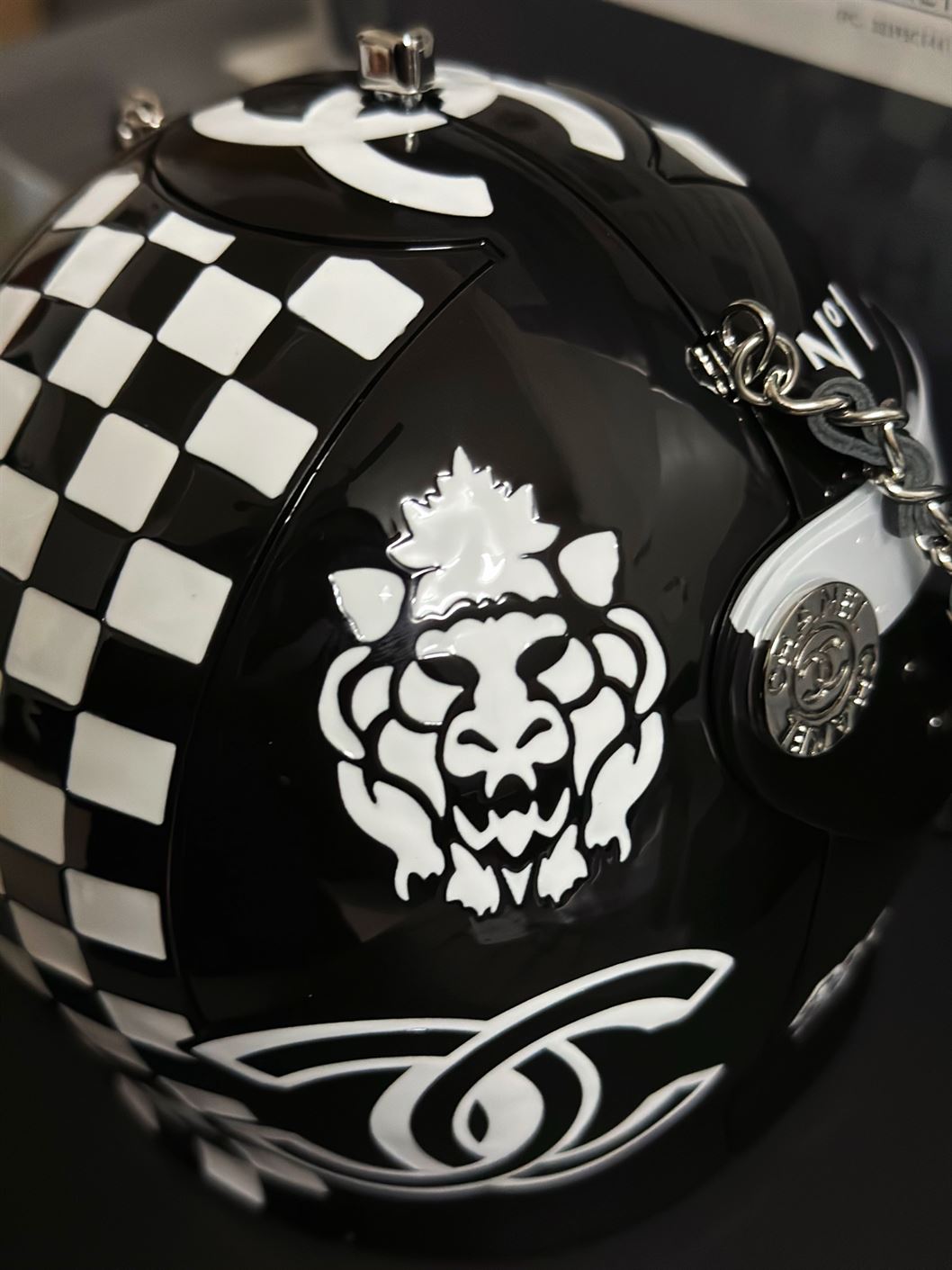 Helmet Minaudiere Black & White Resin, Strass & Silver-Tone Metal – CB024