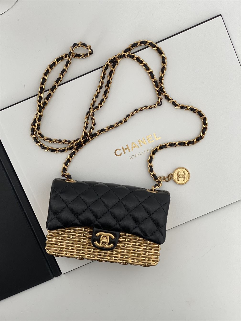 Small Evening Bag Lambskin & Gold Metal Black & Gold – CB022