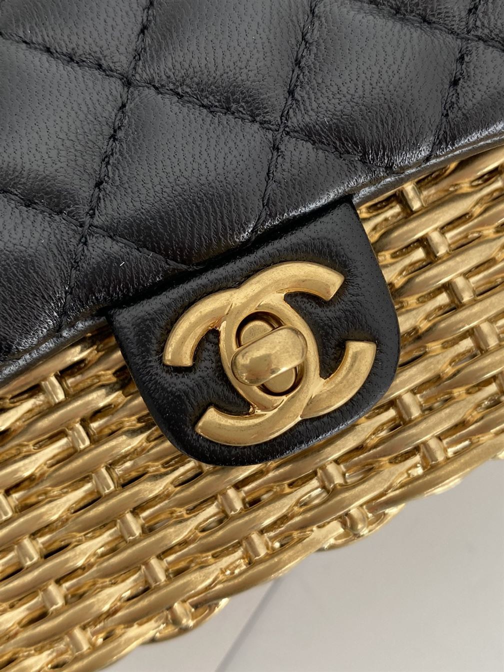 Small Evening Bag Lambskin & Gold Metal Black & Gold – CB022