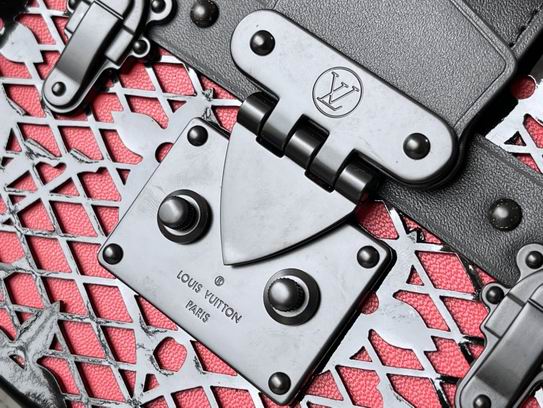 Louis Vuitton Petite Malle Black Red Patent calfskin – LB099