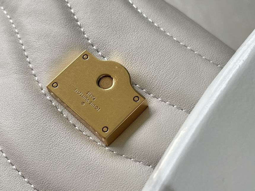 New Wave Chain Bag Ivory – LB126