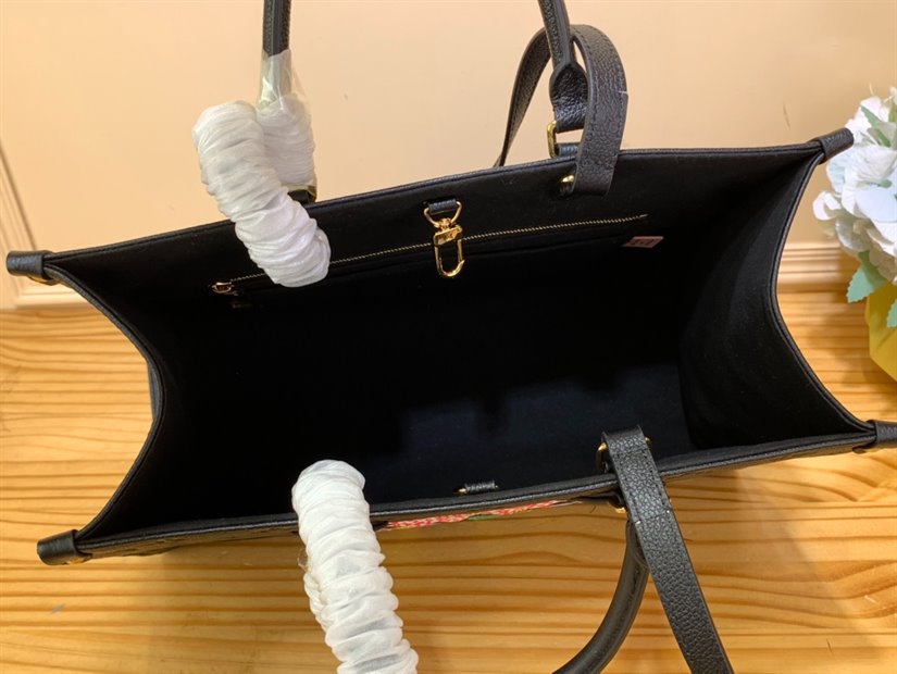 LV x YK OnTheGo MM​ Tote Bag – LB166