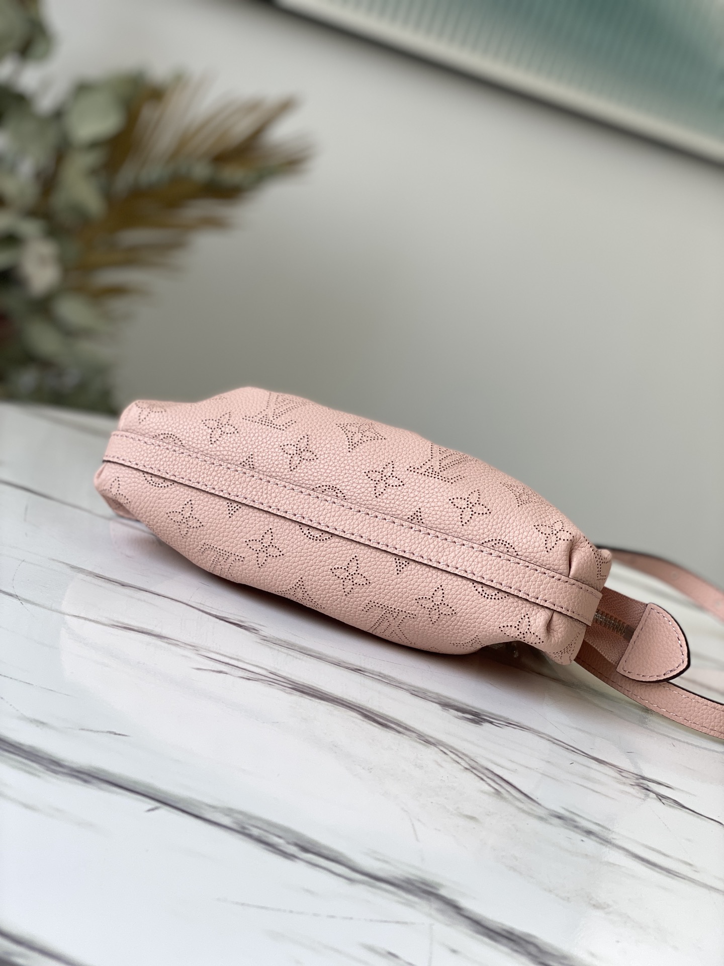 Scala mini pouch Pink Mahina perforated calf leather – LB179