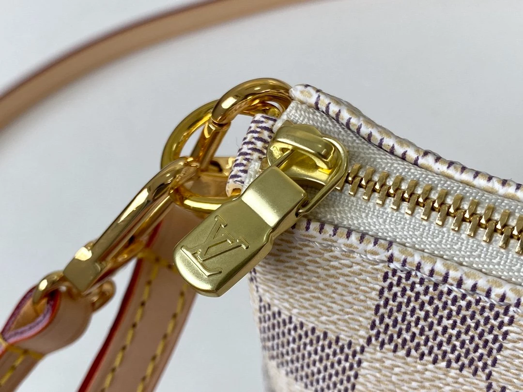 Pochette Accessoires Monogram Canvas – LB231