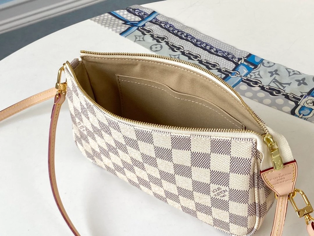 Pochette Accessoires Monogram Canvas – LB231