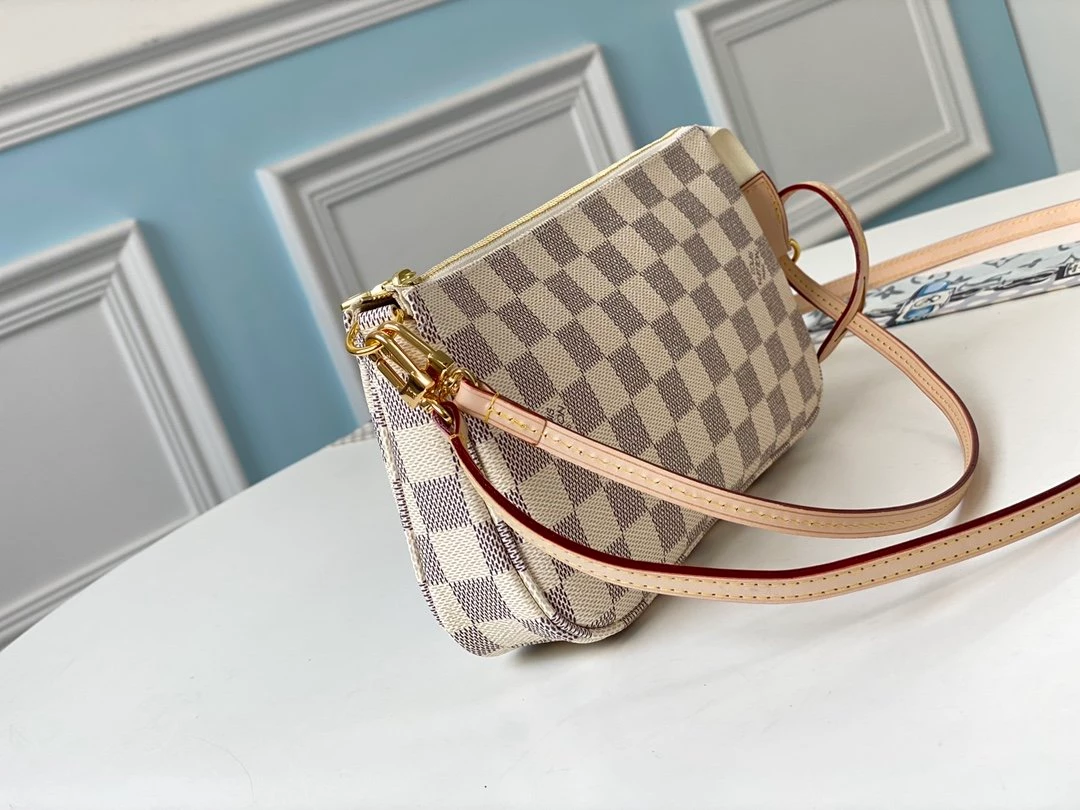 Pochette Accessoires Monogram Canvas – LB231