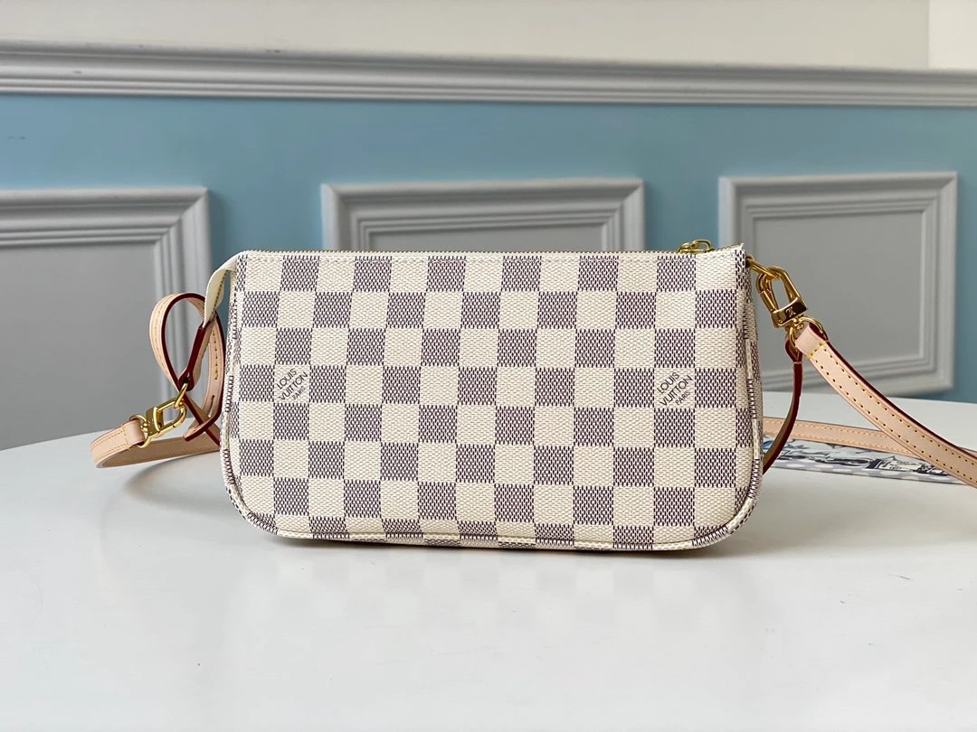Pochette Accessoires Monogram Canvas – LB231