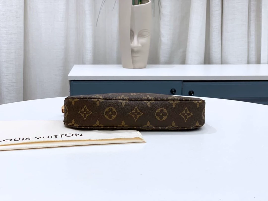 Pochette Accessoires Monogram Canvas – LB232