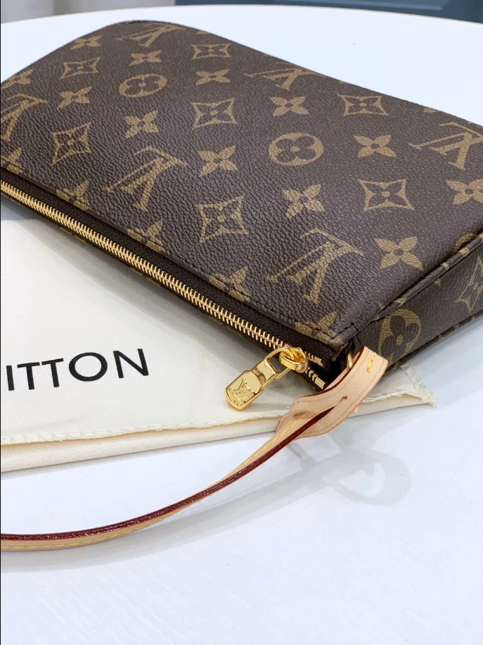 Pochette Accessoires Monogram Canvas – LB232
