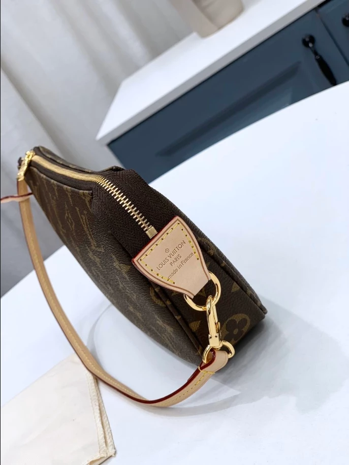 Pochette Accessoires Monogram Canvas – LB232