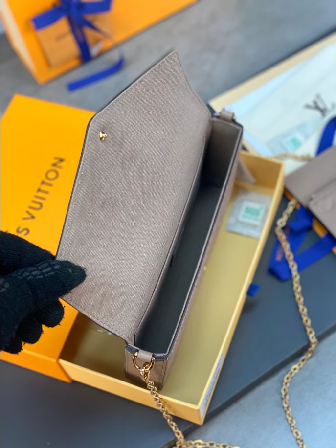 Pochette Félicie Monogram Empreinte Leather – LB249