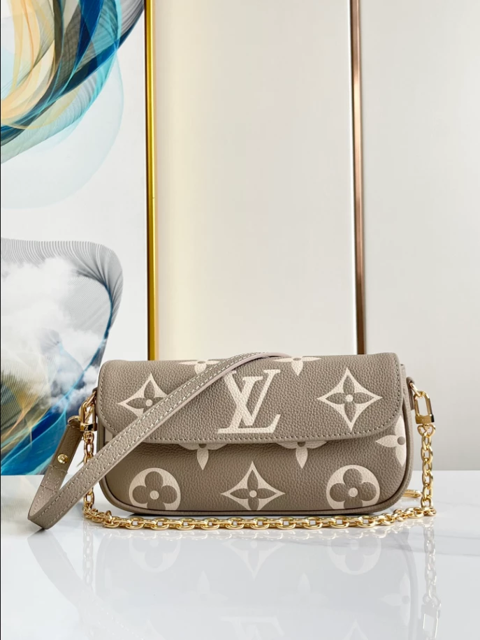 Wallet On Chain Ivy Bicolour Monogram Empreinte Leather – LB242
