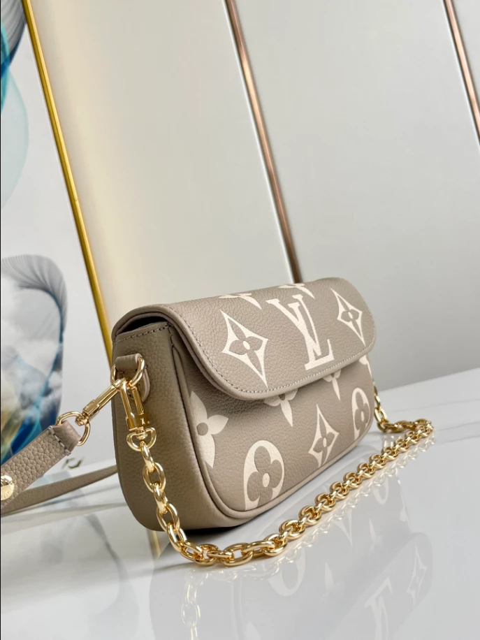 Wallet On Chain Ivy Bicolour Monogram Empreinte Leather – LB242