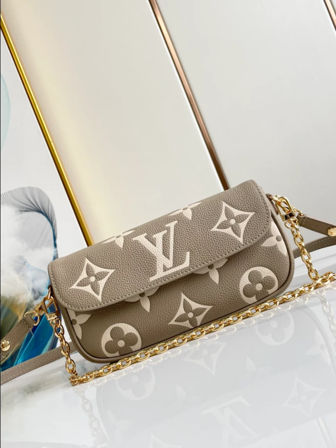 Wallet On Chain Ivy Bicolour Monogram Empreinte Leather – LB242