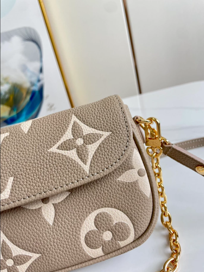 Wallet On Chain Ivy Bicolour Monogram Empreinte Leather – LB242