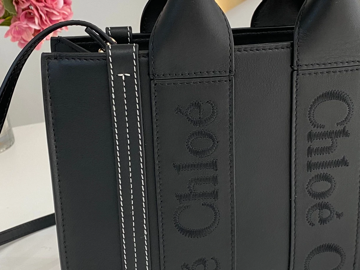 Chloé Small Woody Tote Bag Smooth Calfskin With Chloé Logo Black - MB012