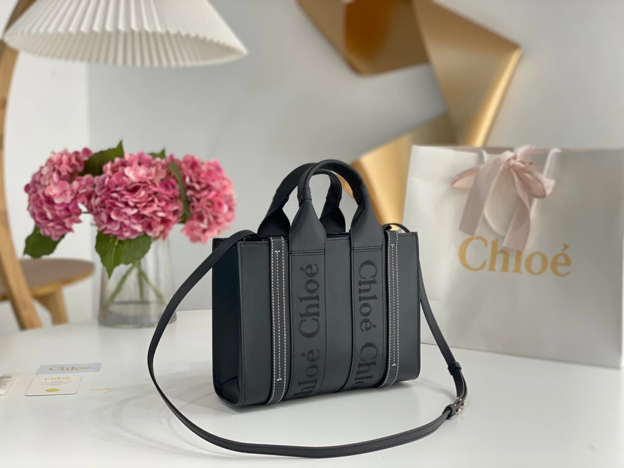 Chloé Small Woody Tote Bag Smooth Calfskin With Chloé Logo Black - MB012