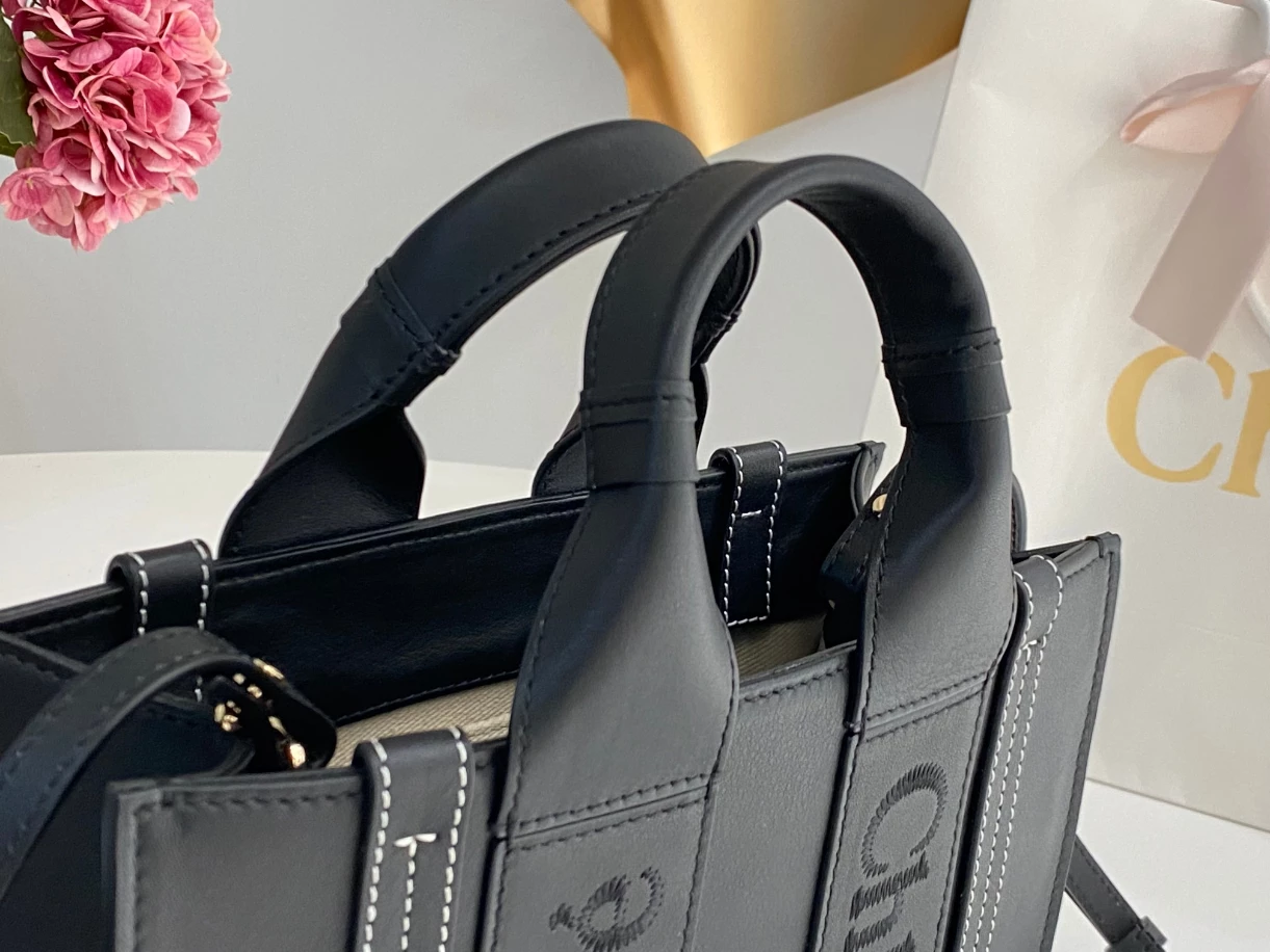 Chloé Small Woody Tote Bag Smooth Calfskin With Chloé Logo Black - MB012