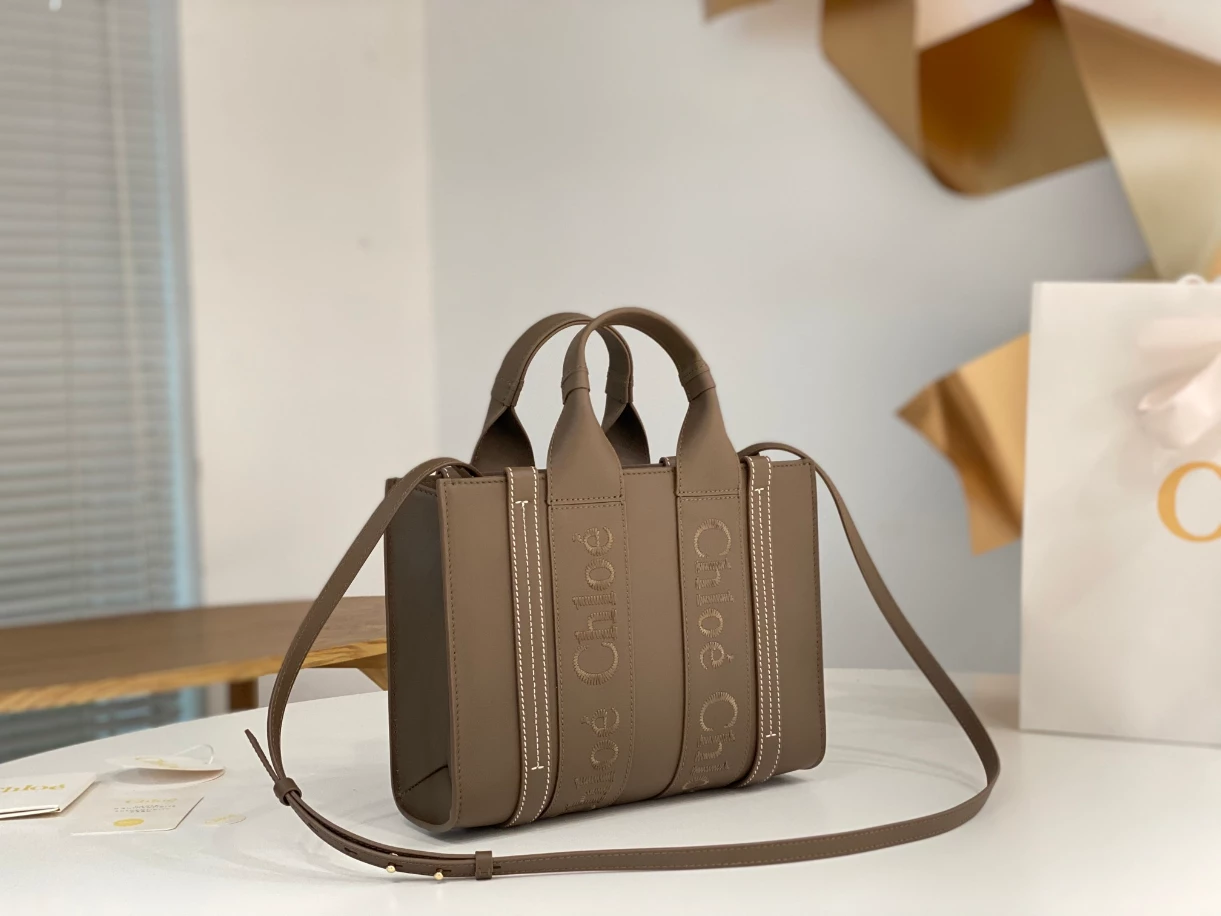 Chloé Small Woody Tote Bag Smooth Calfskin With Chloé Logo - MB015