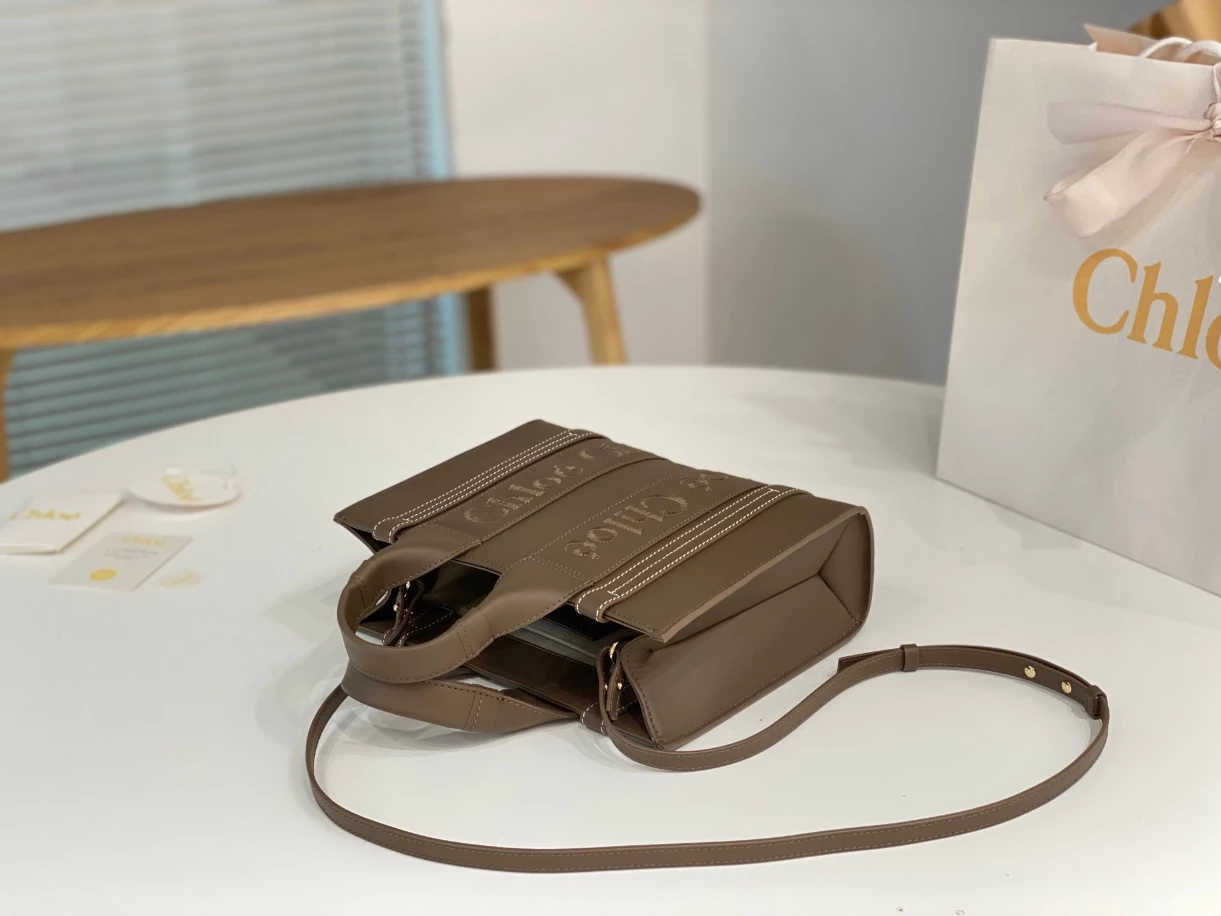Chloé Small Woody Tote Bag Smooth Calfskin With Chloé Logo - MB015