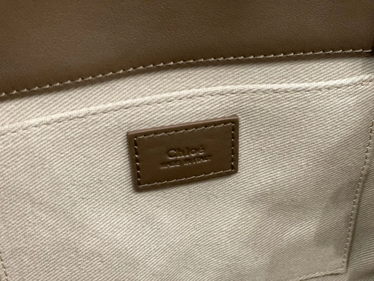 Chloé Small Woody Tote Bag Smooth Calfskin With Chloé Logo - MB015