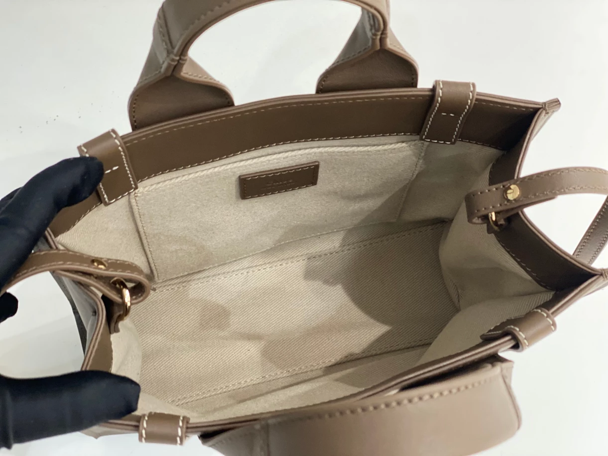Chloé Small Woody Tote Bag Smooth Calfskin With Chloé Logo - MB015
