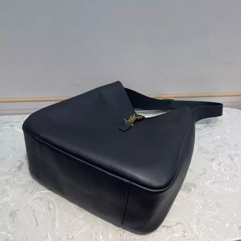 Le 5 à 7 Supple Large in smooth leather Bag - YB024
