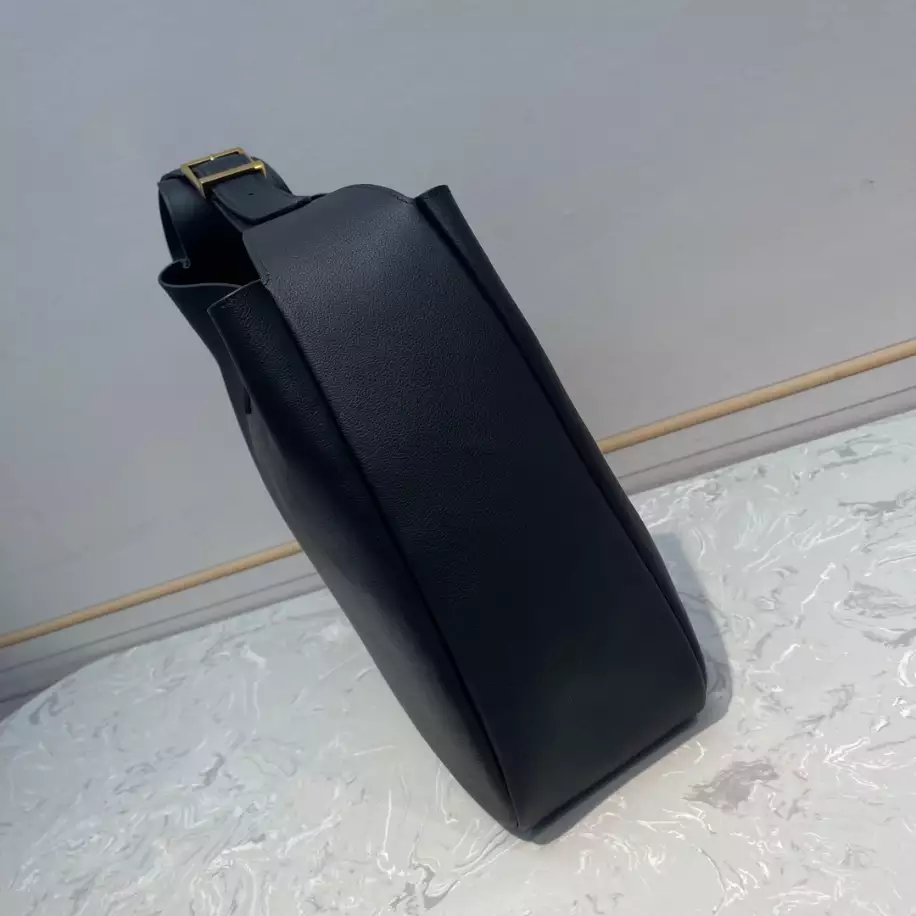 Le 5 à 7 Supple Large in smooth leather Bag - YB024