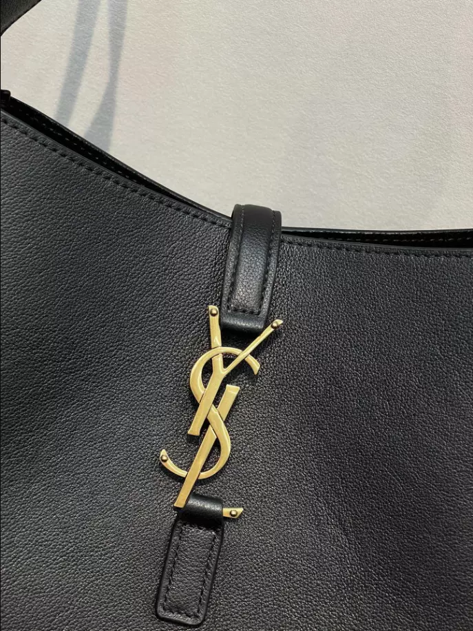 Le 5 à 7 Supple Small in grained leather Bag - YB022