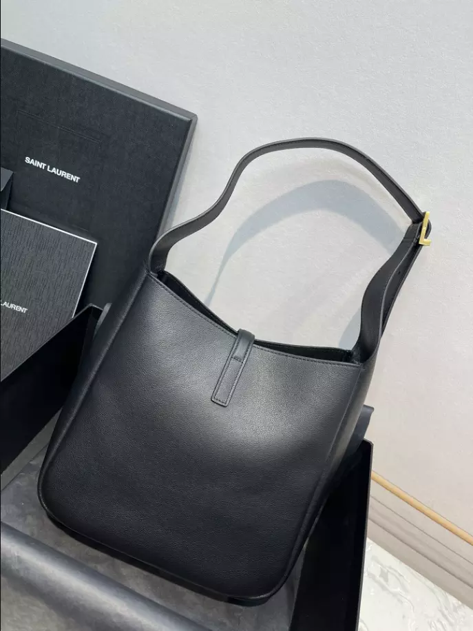 Le 5 à 7 Supple Small in grained leather Bag - YB022