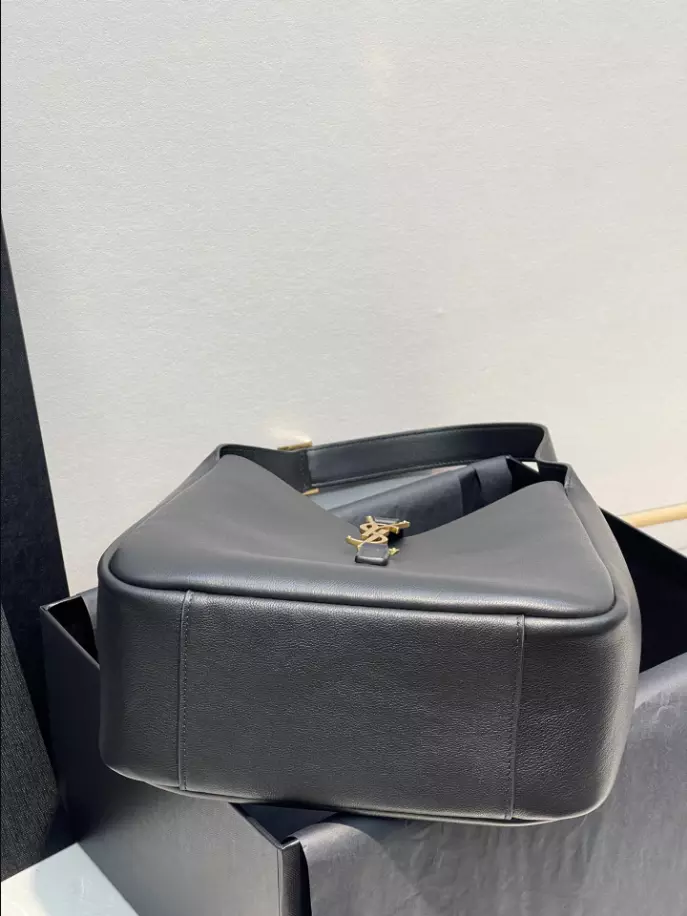 Le 5 à 7 Supple Small in grained leather Bag - YB022