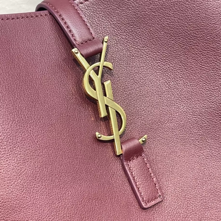 Le 5 à 7 Supple Small in grained leather Bag - YB023
