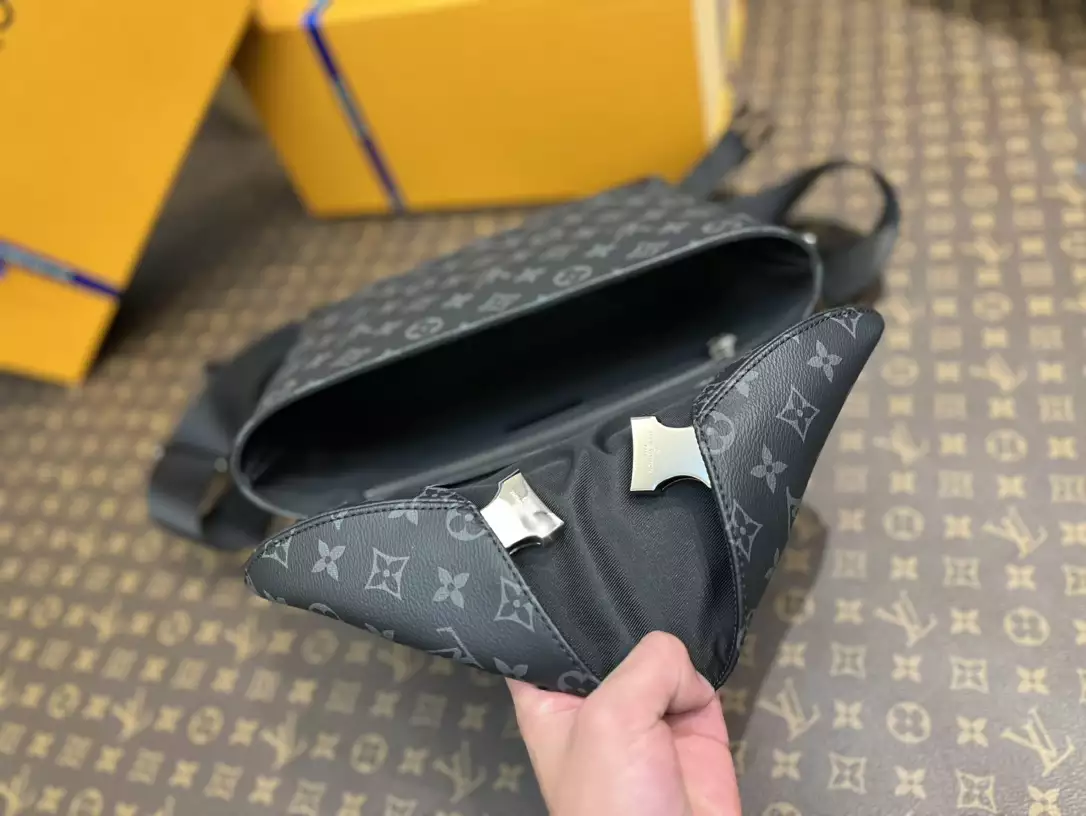 Messenger PM Voyager Monogram Eclipse Grey