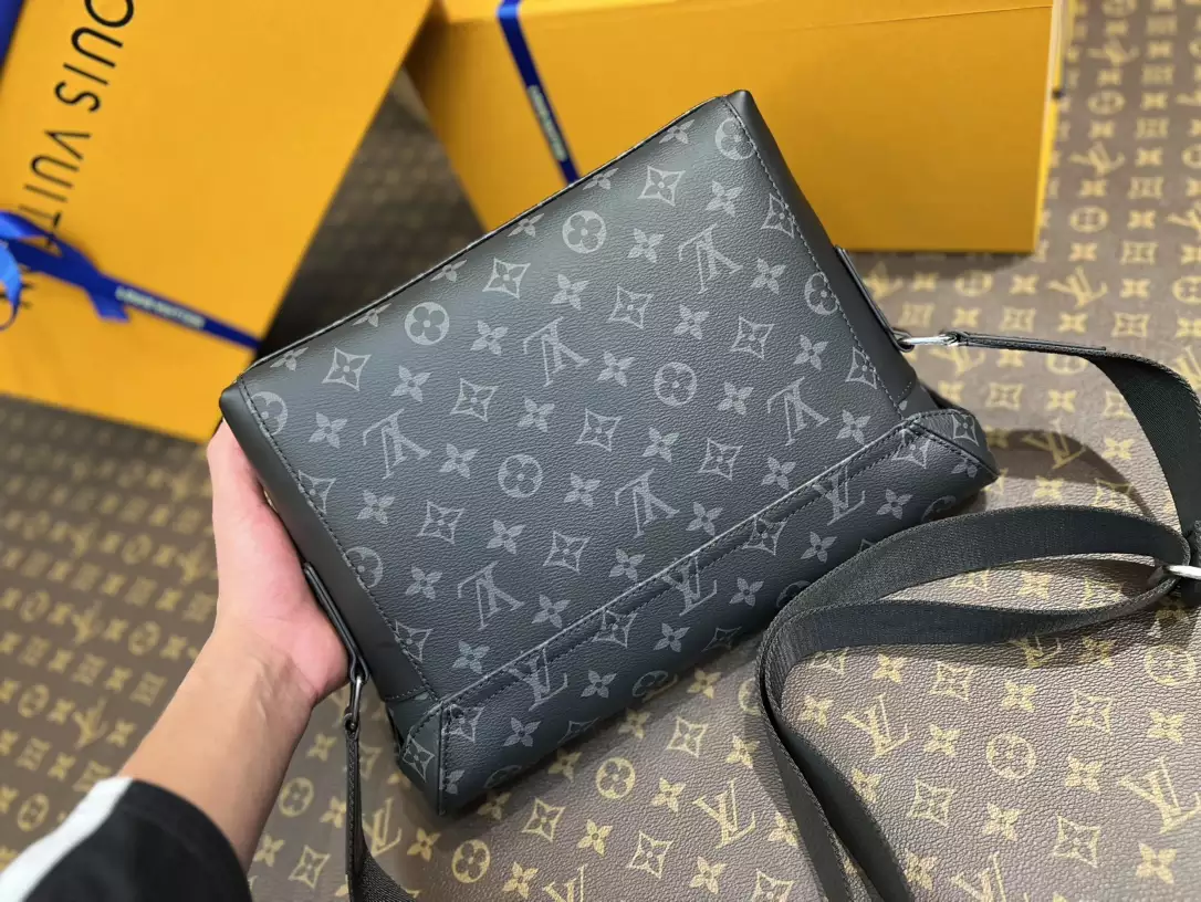 Messenger PM Voyager Monogram Eclipse Grey
