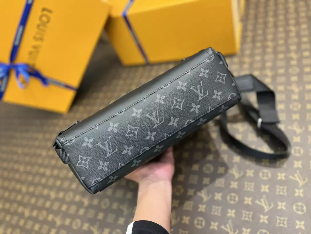 Messenger PM Voyager Monogram Eclipse Grey