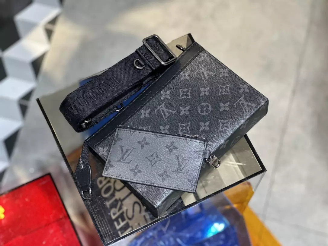Gaston Wearable Wallet Monogram Eclipse Reverse
