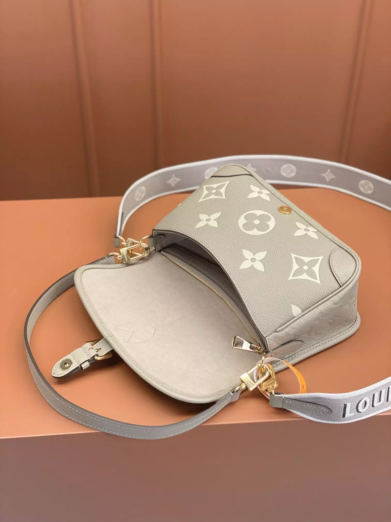 Diane Monogram Empreinte Tourterelle Beige/Cream