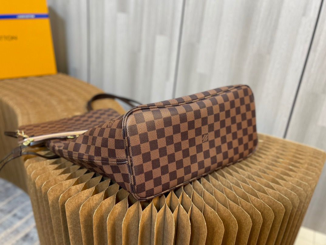 Louis Vuitton Neverfull MM Tote Bag – LB402